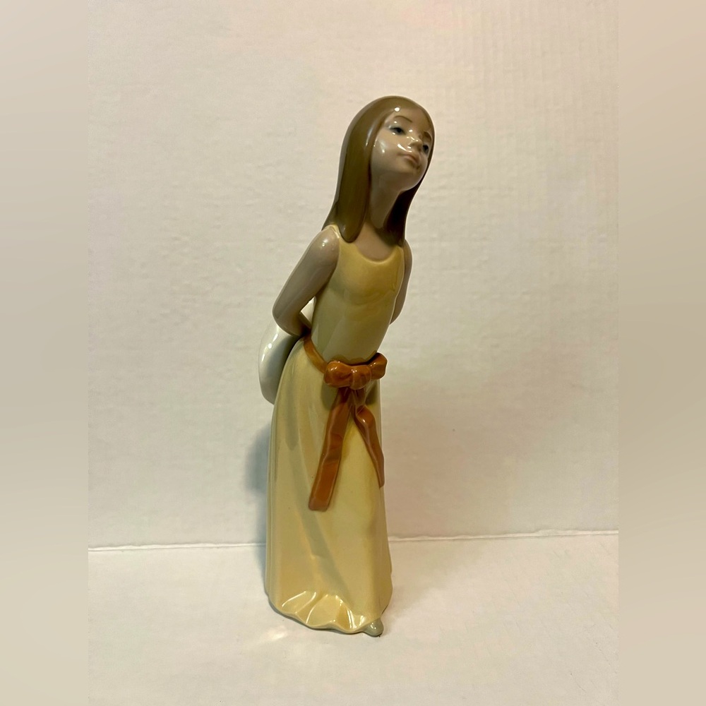 Lladro Dasia 1978 girl with hat figurine